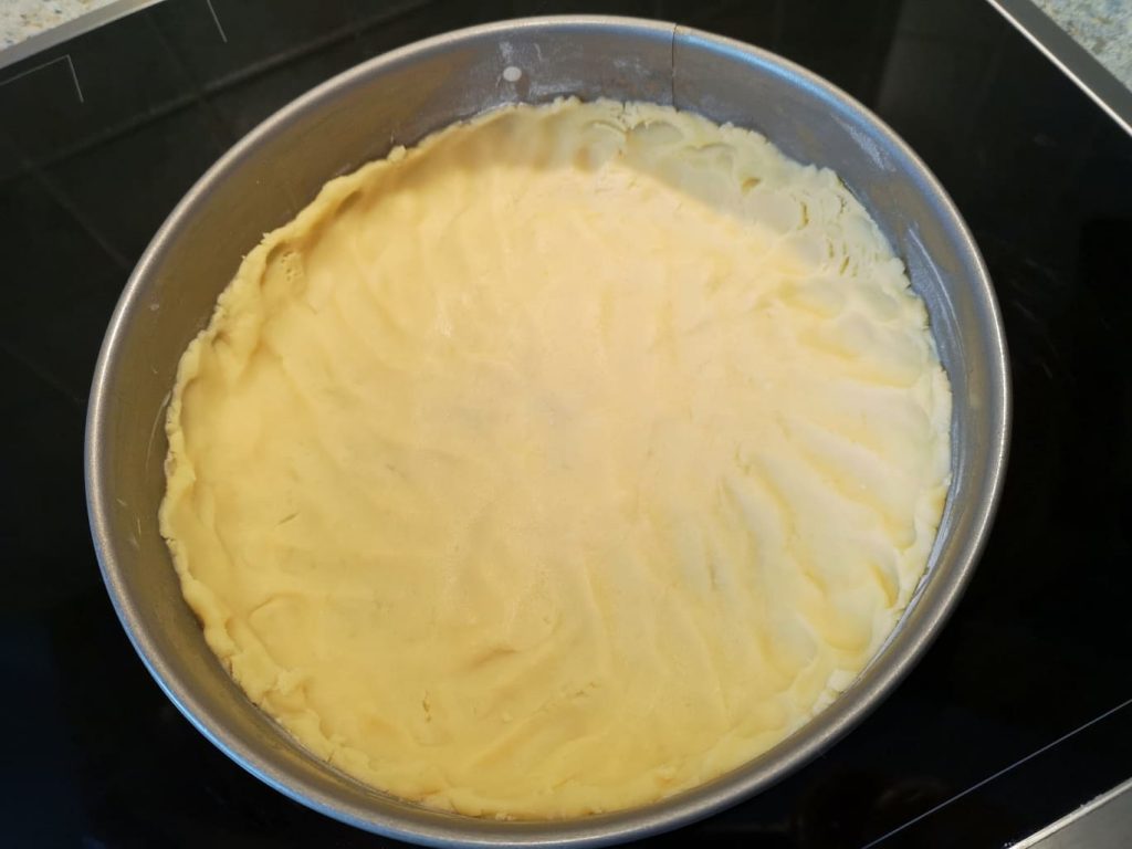 Mürbteig für die Zitronen-Buttermilch-Tarte in der Form