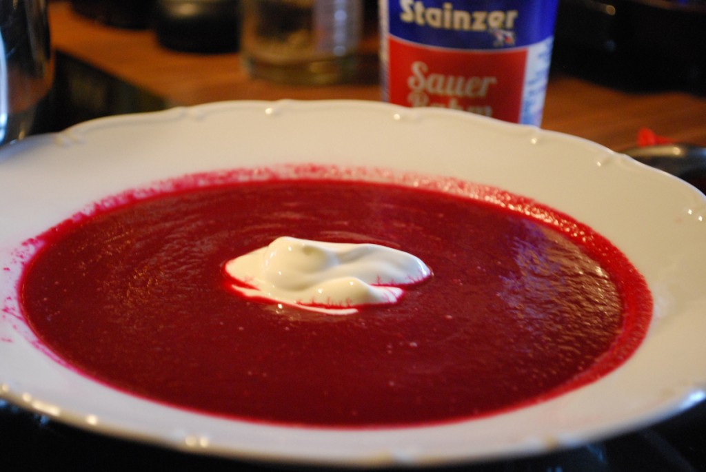 Rote Rüben Suppe mit einem Klecks Sauerrahm